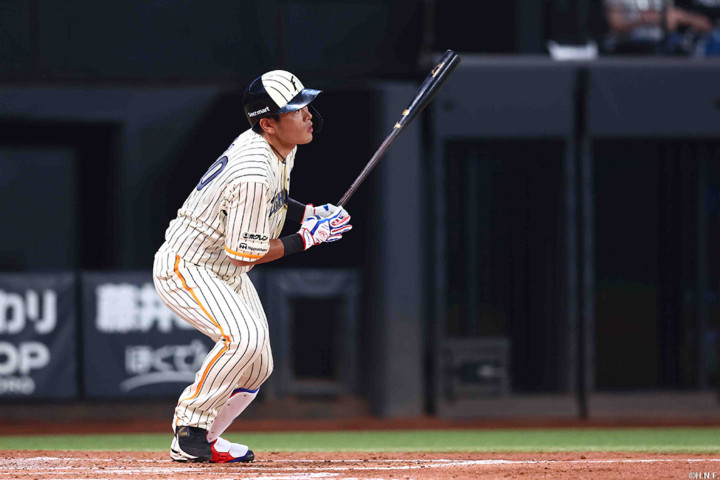 3回裏、レフトへ二塁打を放つ野村選手01