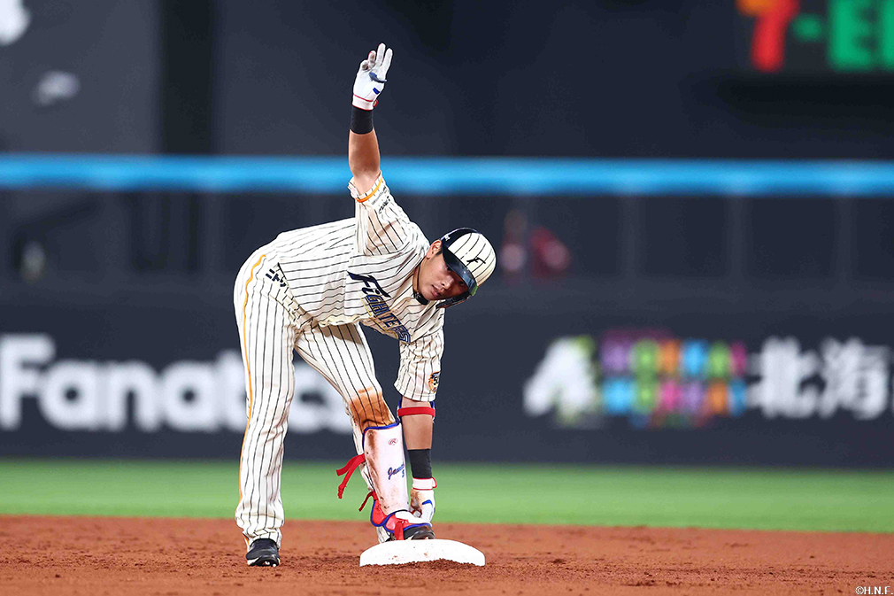 3回裏、レフトへ二塁打を放つ野村選手02