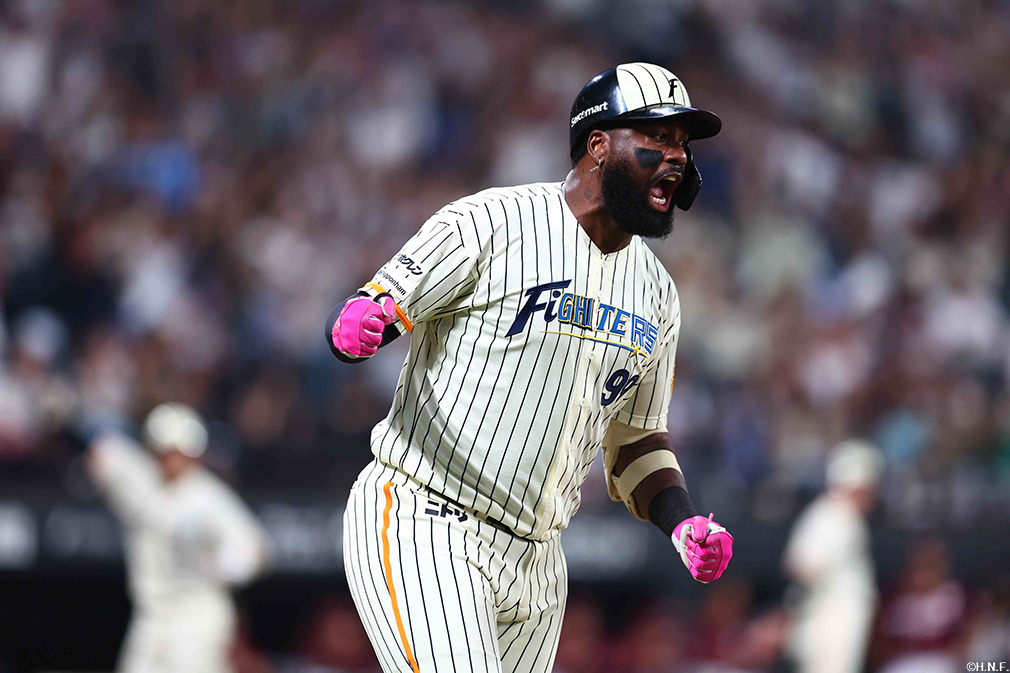 7回裏、レフトへ逆転の3ランを放つレイエス選手02