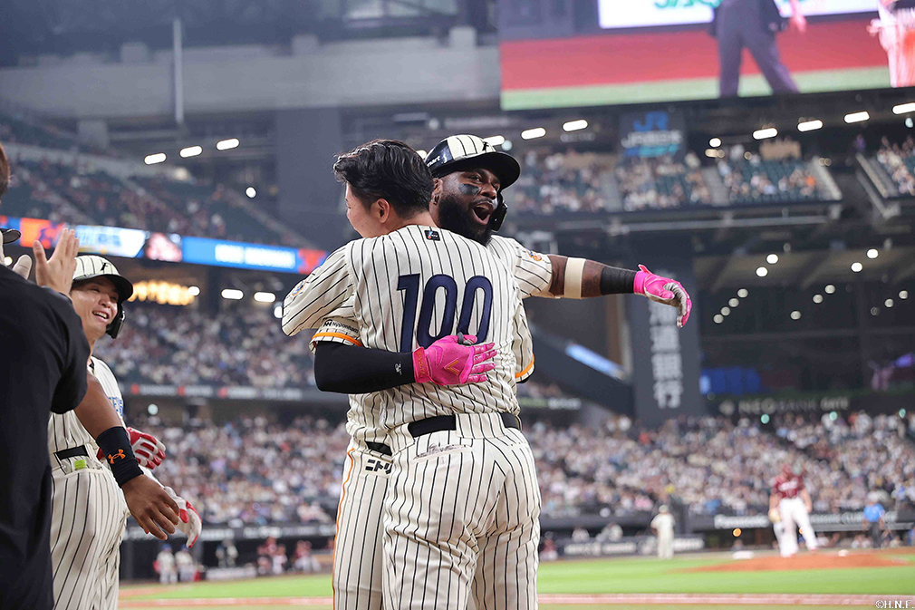 7回裏、レフトへ逆転の3ランを放つレイエス選手03