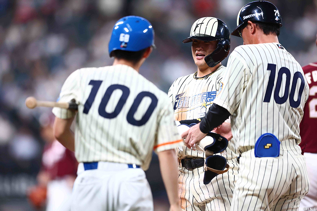 10回裏、内野安打を放った奈良間選手