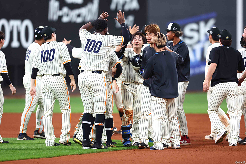 10回裏、サヨナラ適時二塁打を放った田宮選手03