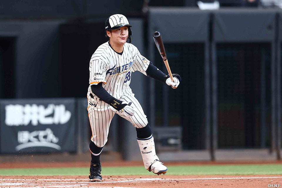 2回裏、ライトへヒットを放つ奈良間選手01