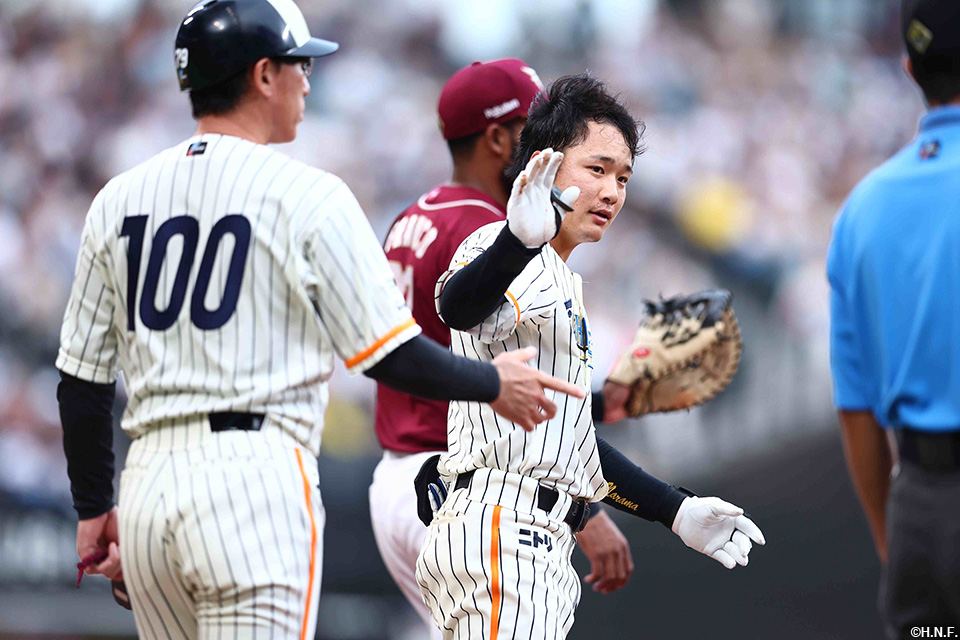 2回裏、ライトへヒットを放つ奈良間選手02