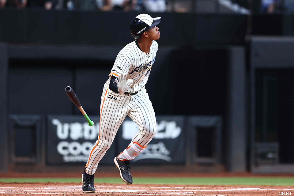 3回裏、レフトスタンドへ特大弾を放つ万波選手01