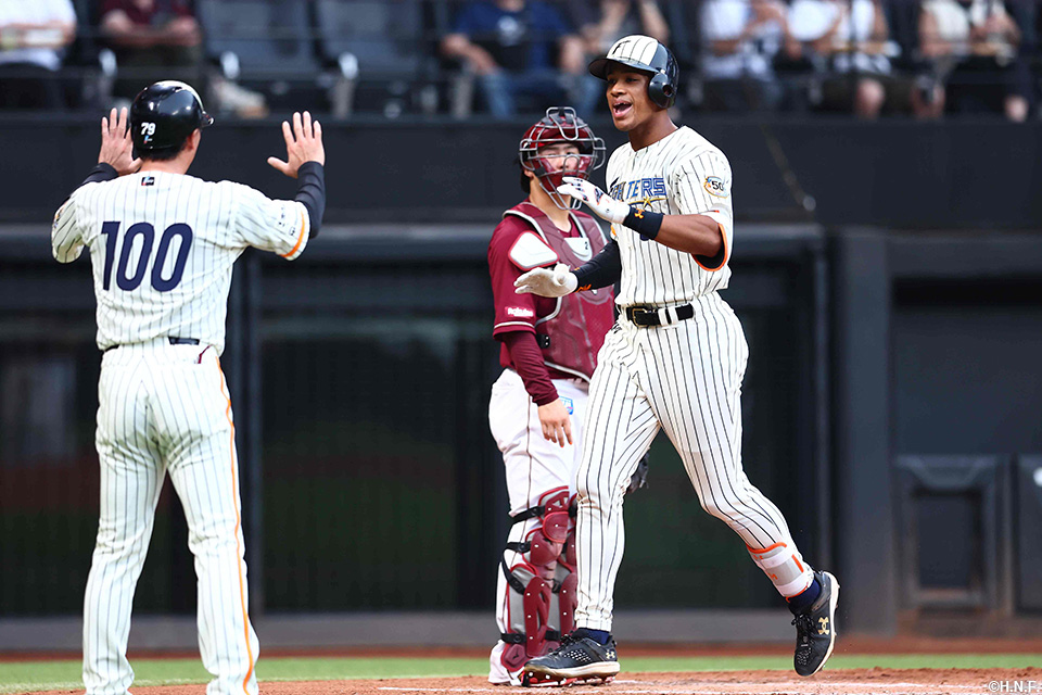 3回裏、レフトスタンドへ特大弾を放つ万波選手03