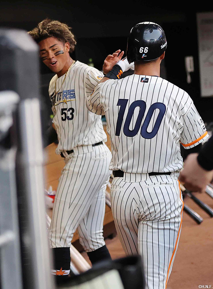 3回裏、レフトスタンドへ特大弾を放つ万波選手04