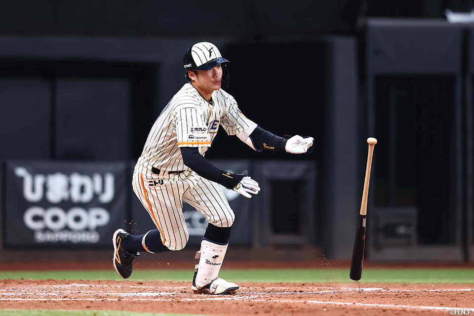 5回裏、ライトへヒットを放つ奈良間選手