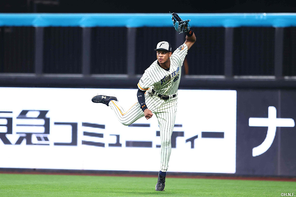 6回表、タッチアップを許さない好返球をみせる万波選手