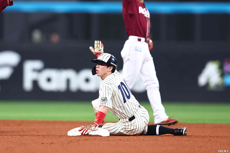 8回裏、リクエストをアピールし盗塁成功した五十幡選手