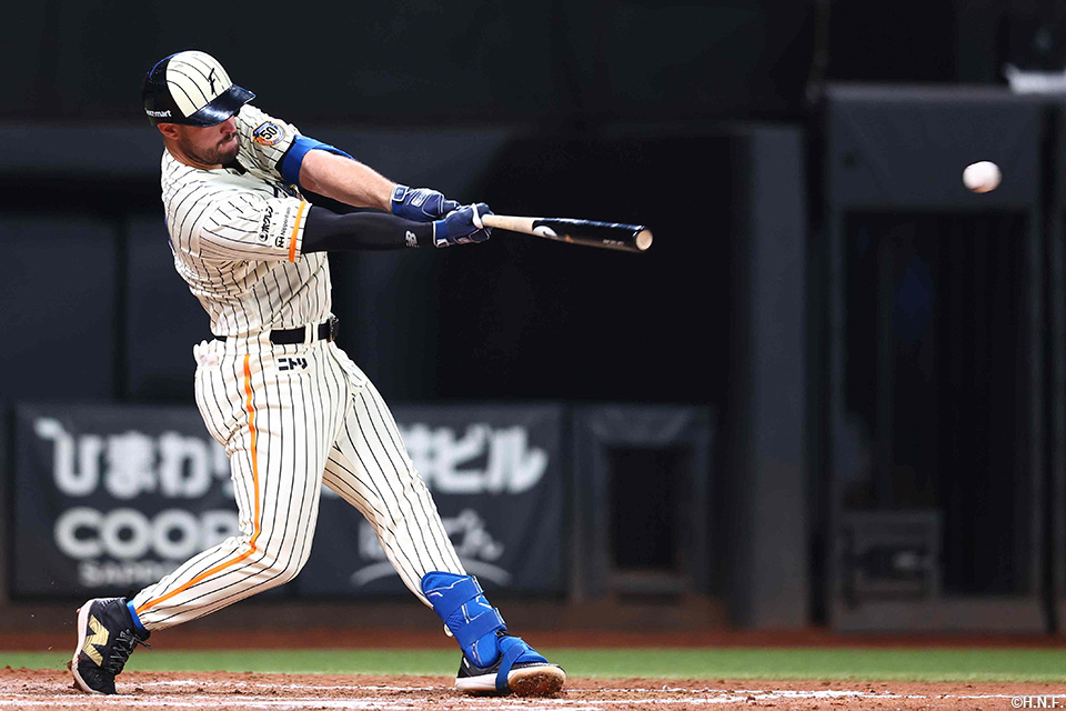 8回裏、2点適時二塁打を放つマルティネス選手01