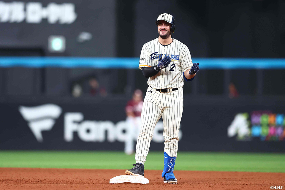 8回裏、2点適時二塁打を放つマルティネス選手02