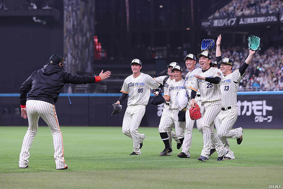 ブルペン陣を迎える新庄監督