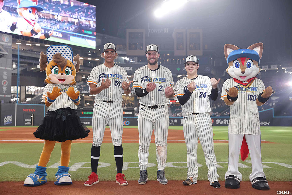 ヒーローの水谷選手、マルティネス選手、金村投手