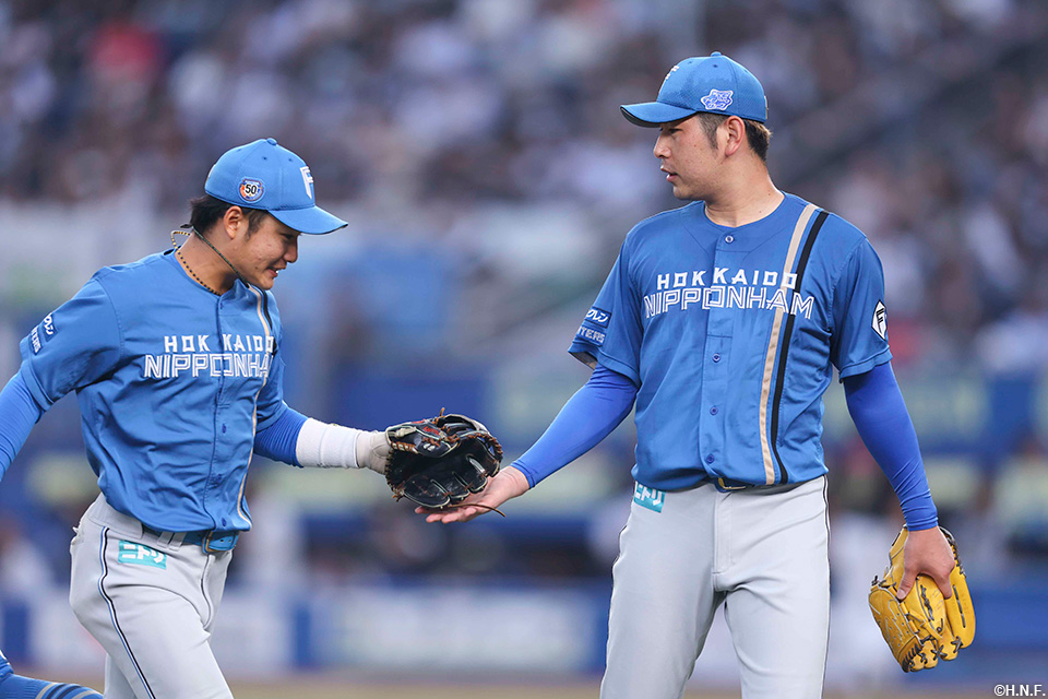 1回裏を抑えた加藤貴投手と奈良間選手