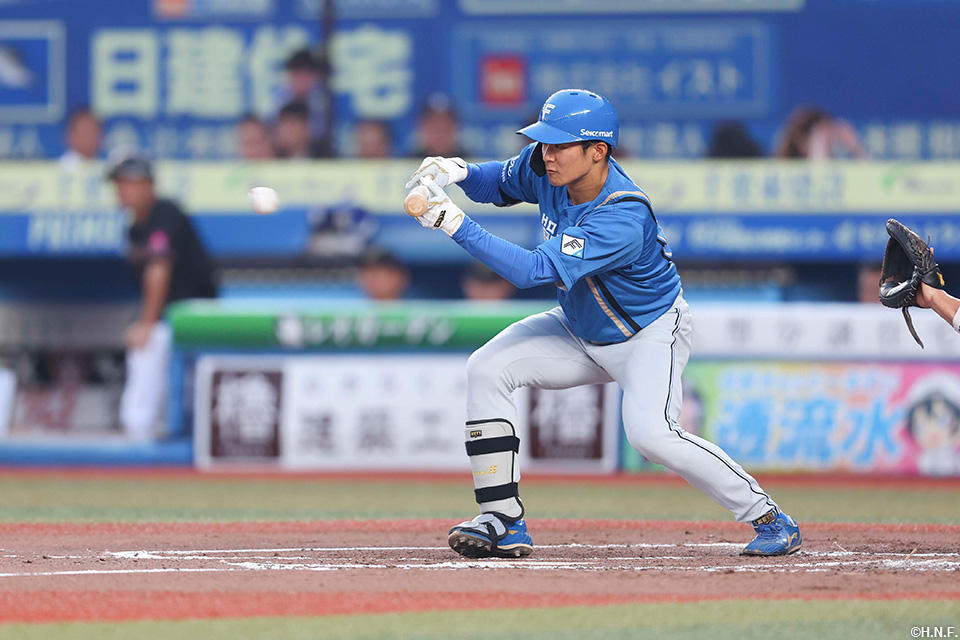 2回表、犠打をきめる石井選手