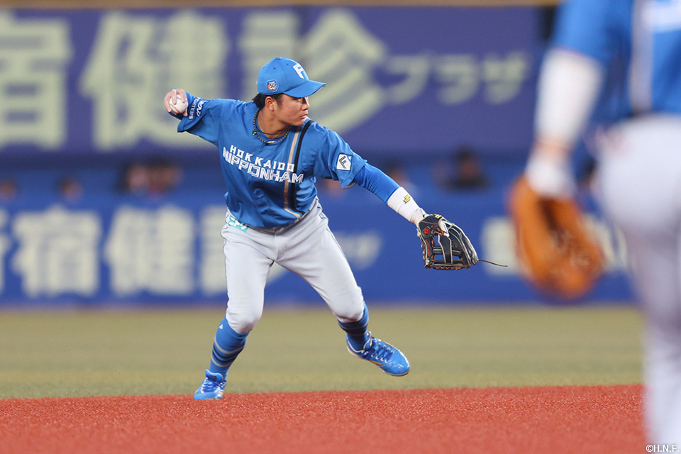 3回裏、打球を処理する奈良間選手