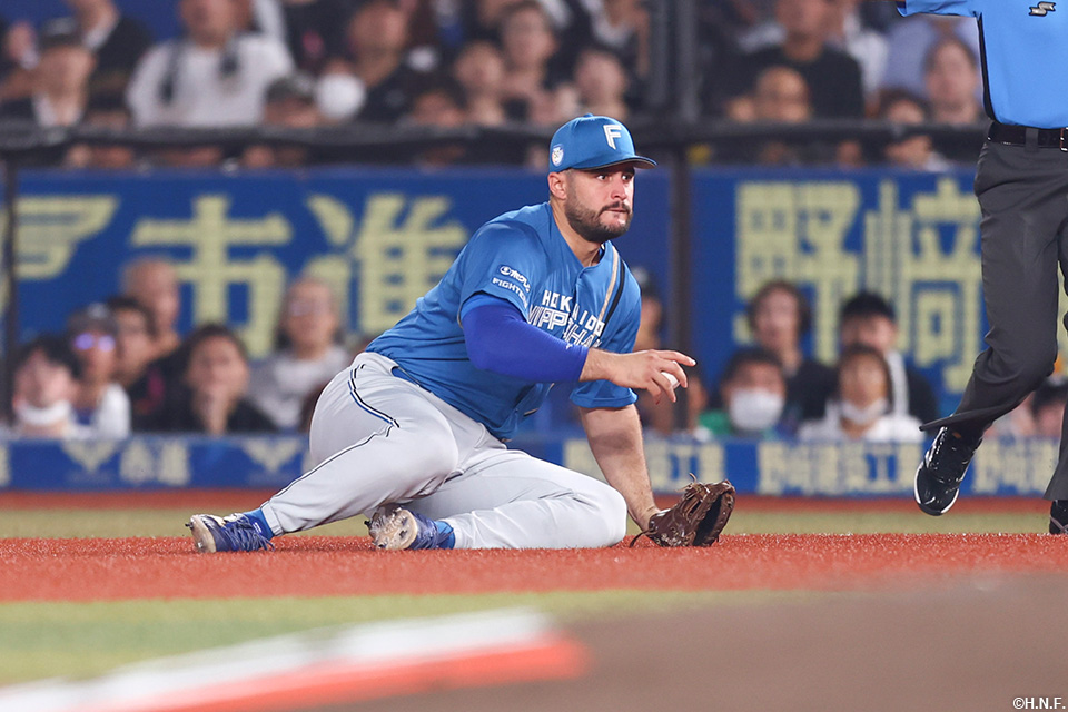 6回裏、打球を処理するマルティネス選手