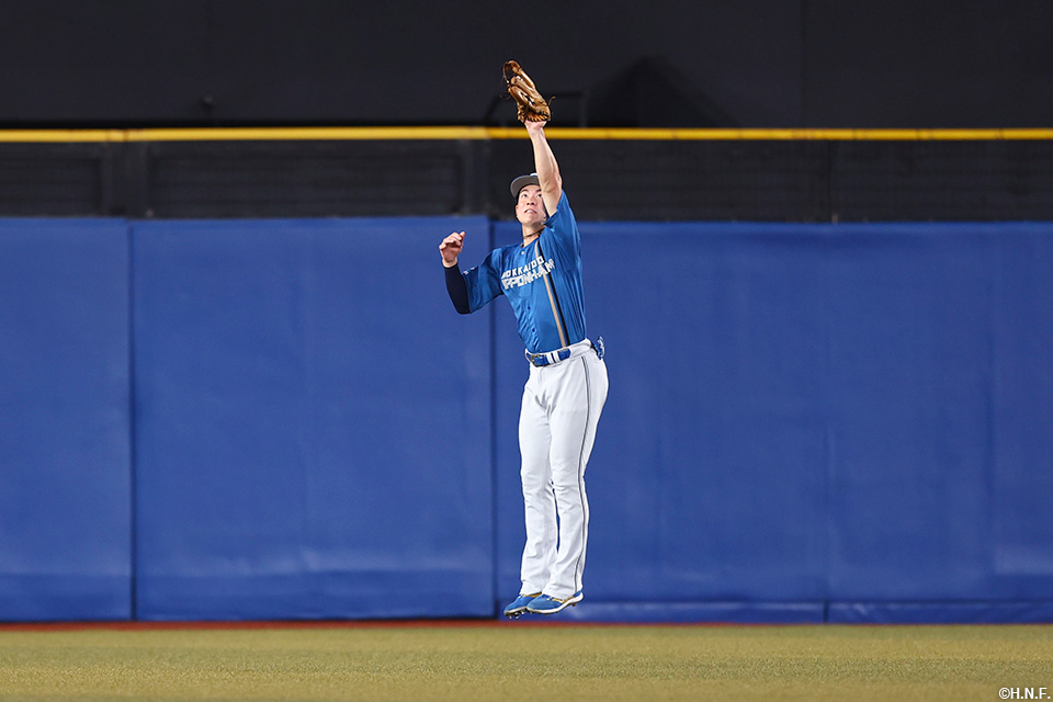 6回裏、打球を処理する松本剛選手