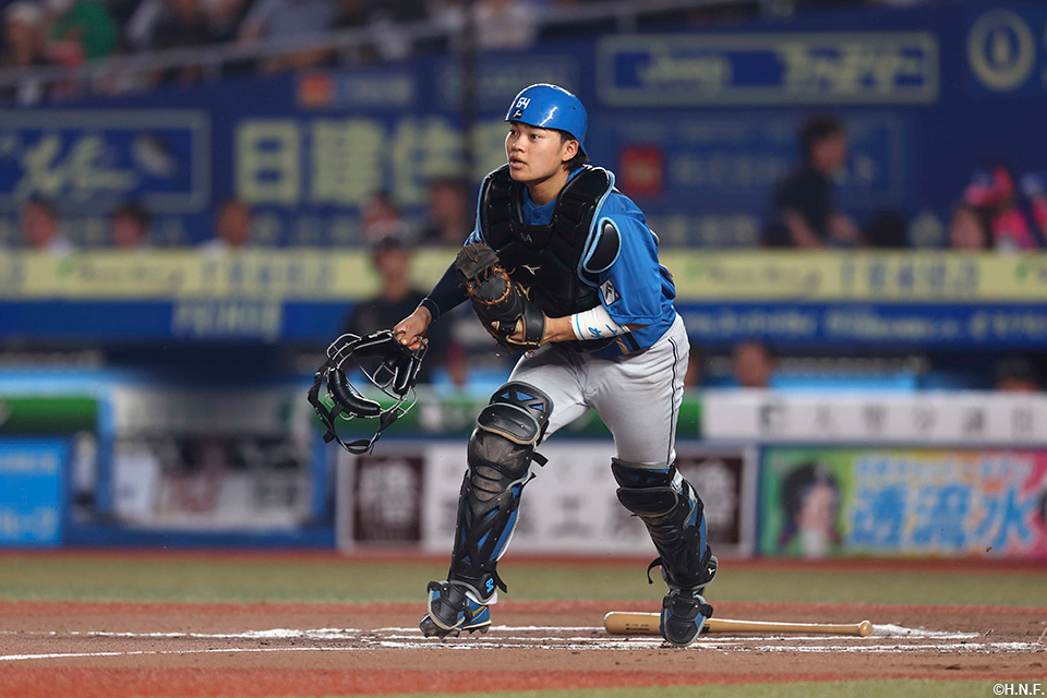 7回裏、ファウルボールを追う田宮選手