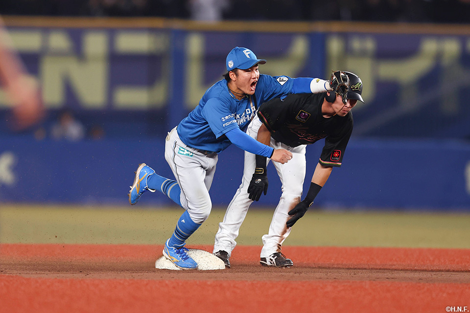 7回裏、一塁走者をアウトにする奈良間選手