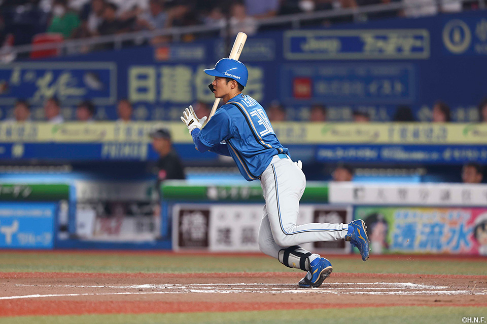 8回表、ライトスタンドへ先制弾を放つ石井選手01