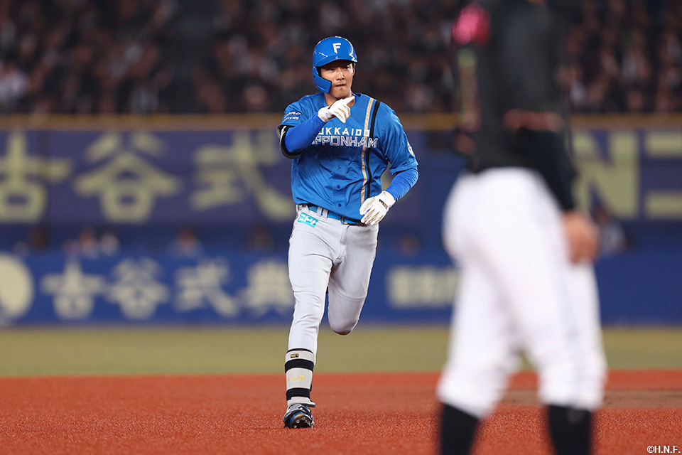 8回表、ライトスタンドへ先制弾を放つ石井選手02