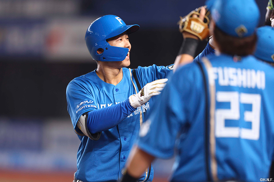 8回表、ライトスタンドへ先制弾を放つ石井選手03