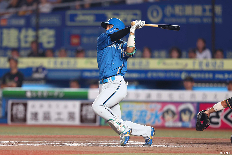 9回表、レフトスタンドへ一発を放つ郡司選手01