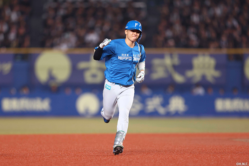 9回表、レフトスタンドへ一発を放つ郡司選手02