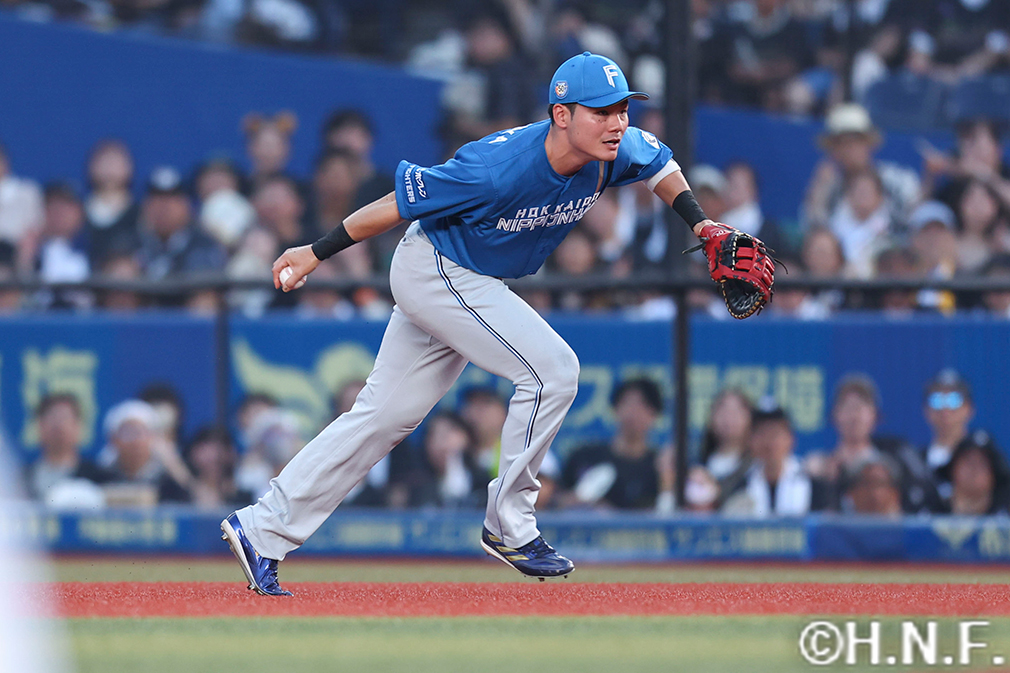 1回裏、好守をみせる清宮選手