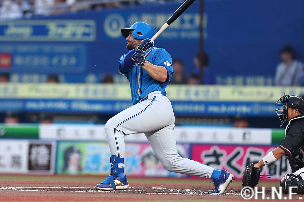 2回表、センターへヒットを放つマルティネス選手