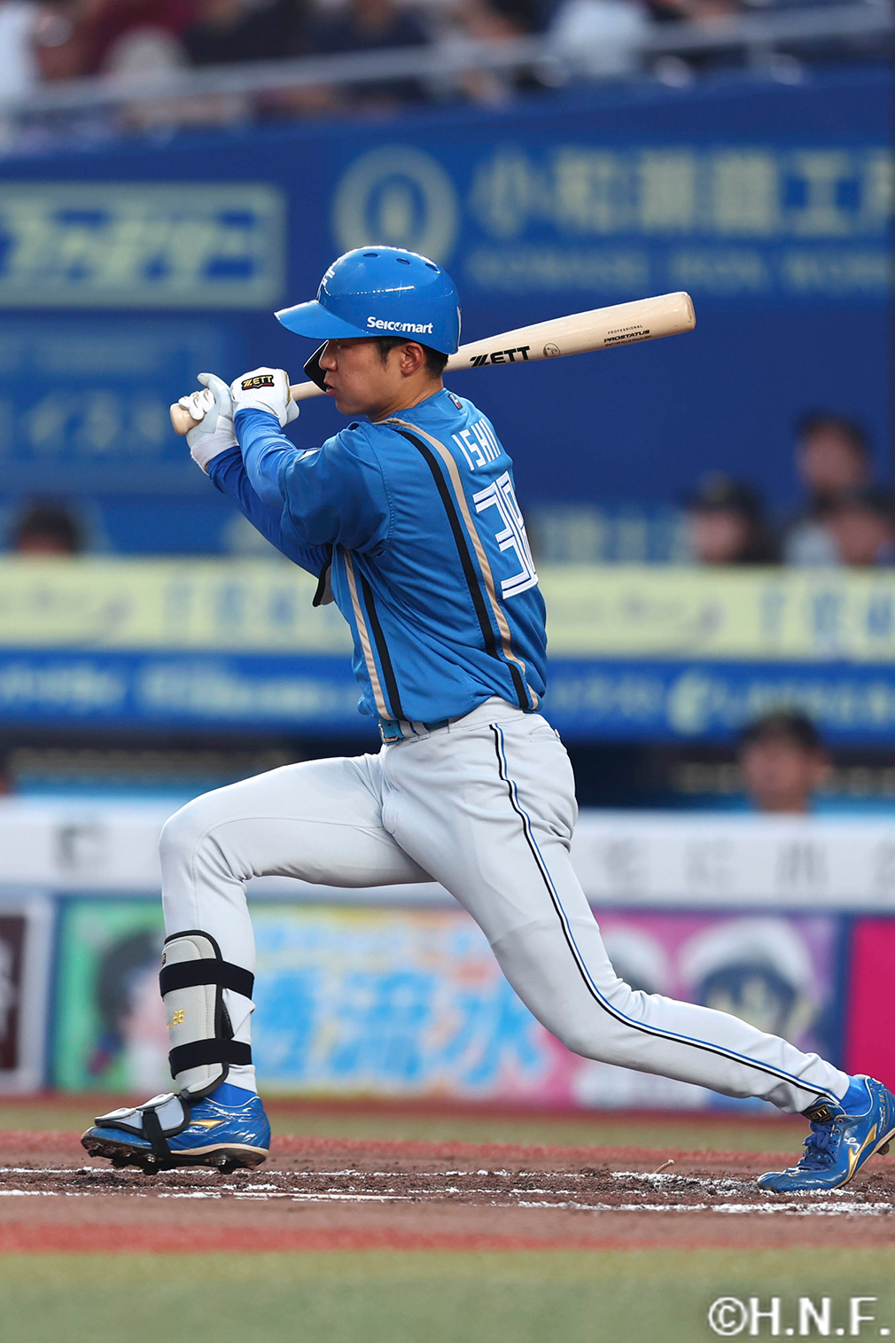 2回表、ライトへヒットを放つ石井選手