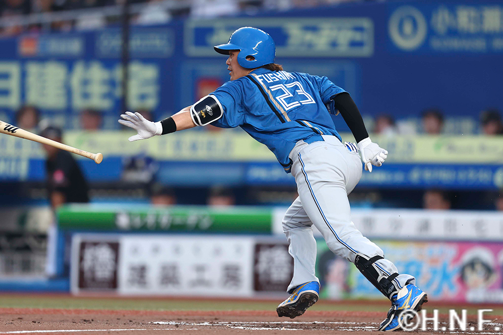 2回表、センターへ先制2点適時打を放つ伏見選手