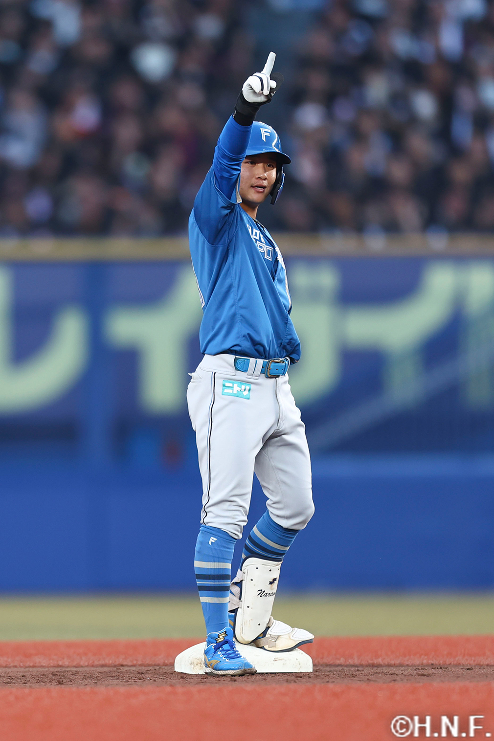 2回表、レフトへ適時二塁打を放つ奈良間選手