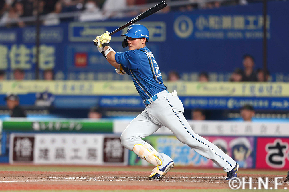 4回表、センターへヒットを放つ清宮選手