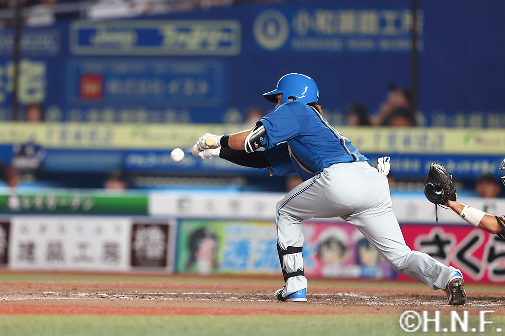 4回表、送りバントをきめる伏見選手"