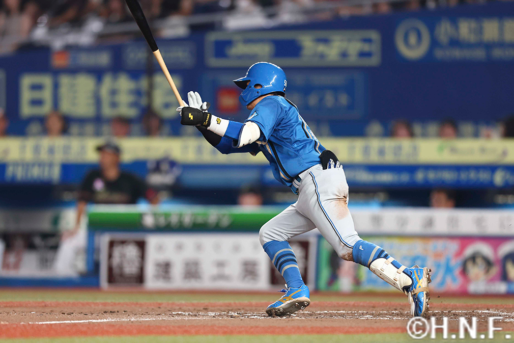 4回表、センターへ適時打を放つ奈良間選手"