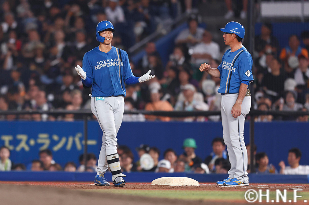 5回表、センターへ適時打を放った石井選手"