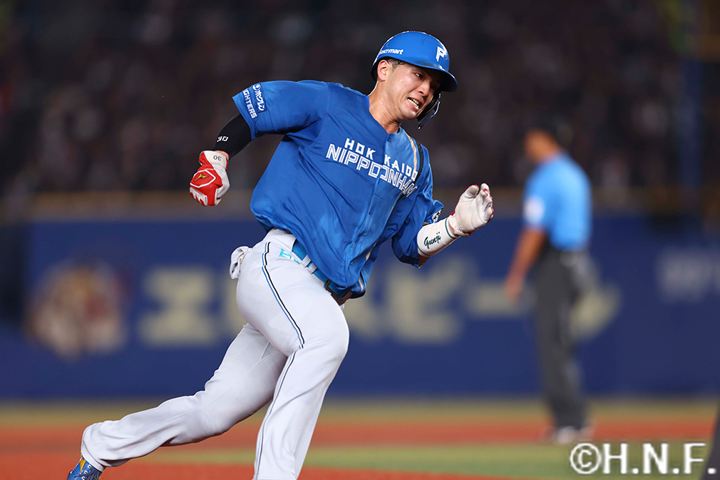 5回表、生還する郡司選手"