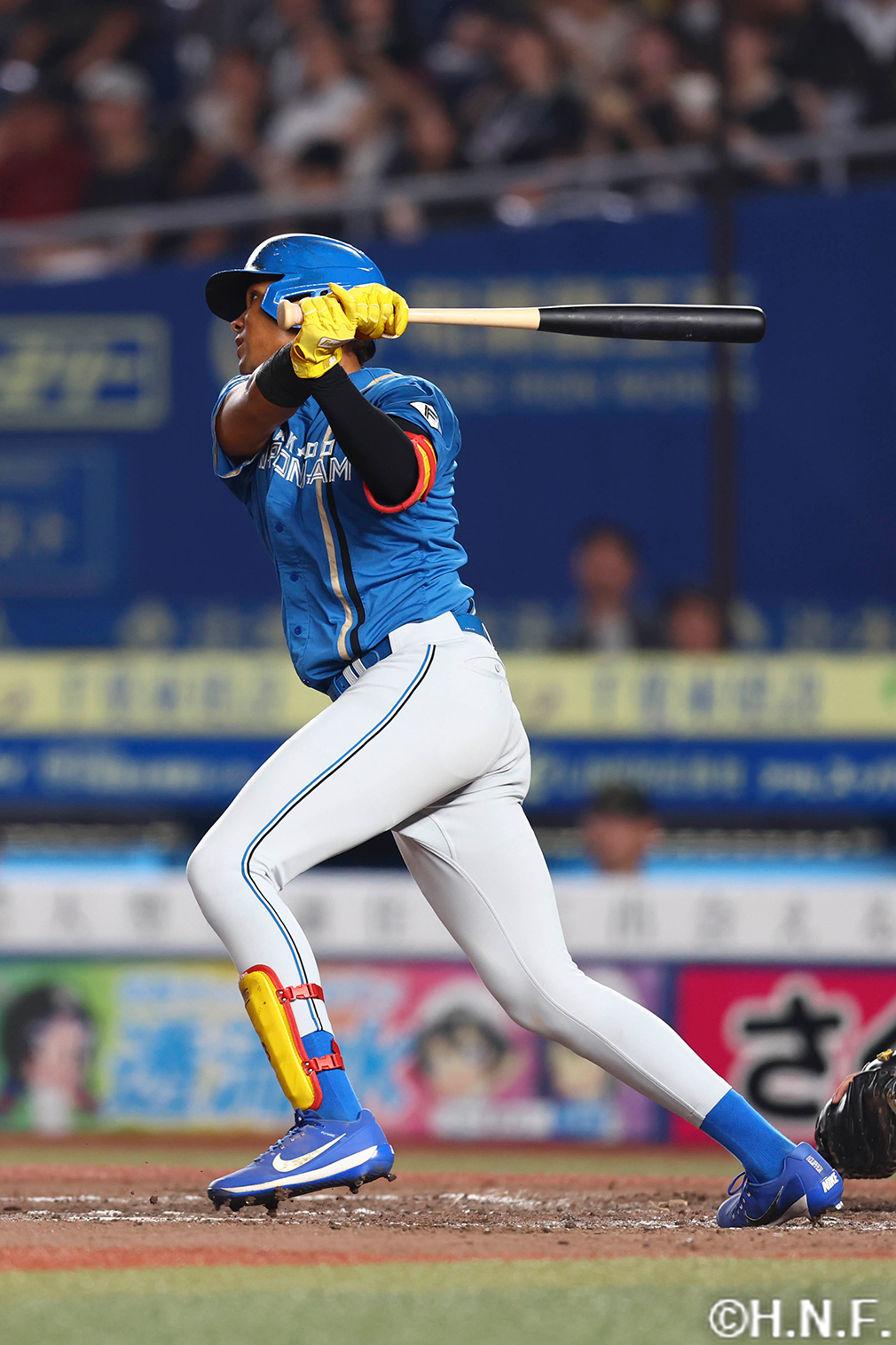 5回表、ライトへ2点適時二塁打を放つ水谷選手01"