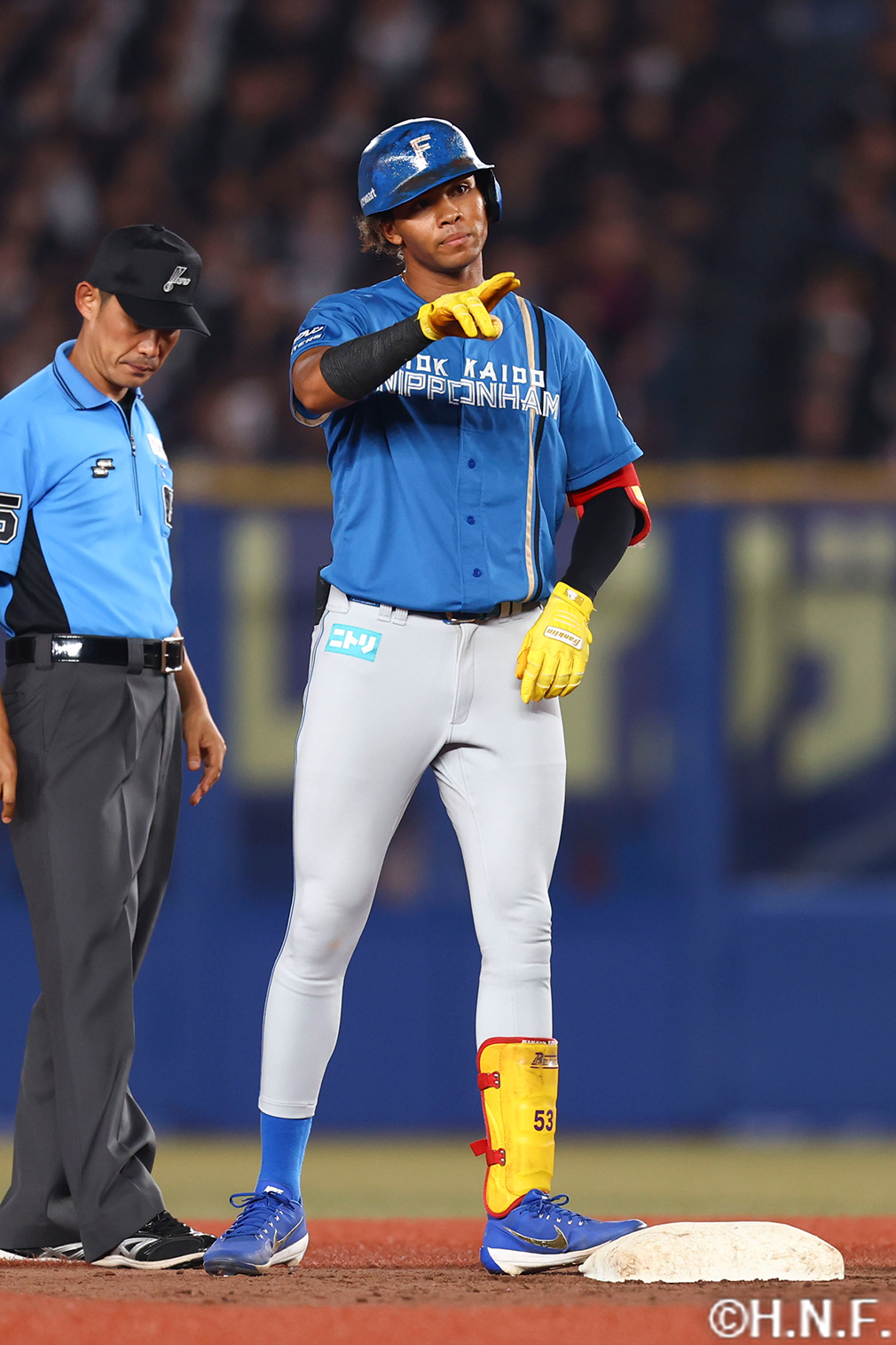 5回表、ライトへ2点適時二塁打を放つ水谷選手02"