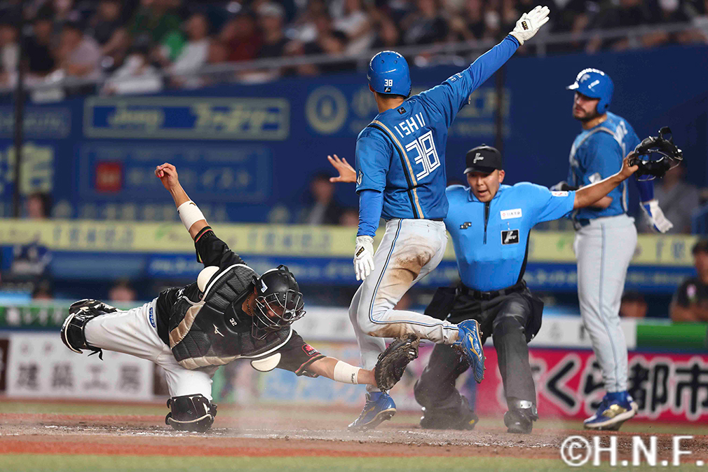 5回表、生還した石井選手"