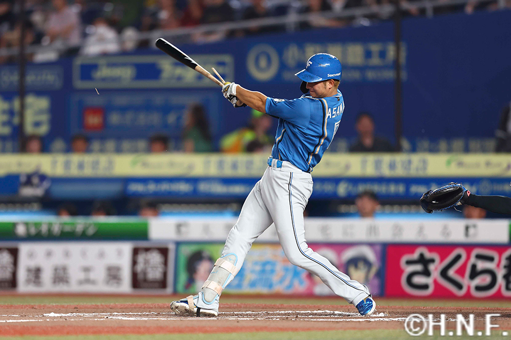 6回表、ライトへヒットを放つ淺間選手"