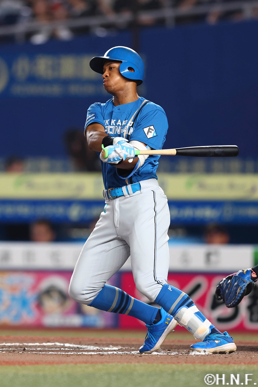 6回表、レフトへヒットを放つ万波選手"