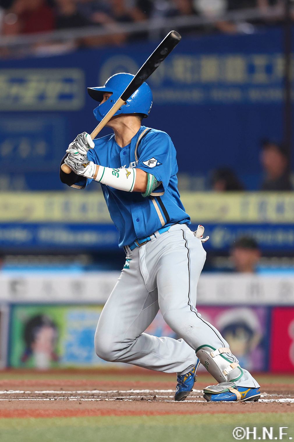 6回表、ライトへ適時二塁打を放つ郡司選手"