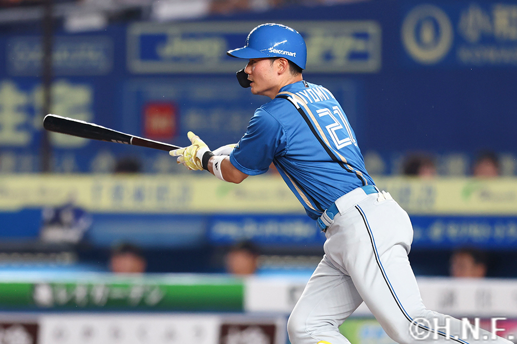 7回表、ライトへヒットを放つ清宮選手"