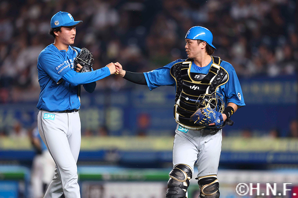 7回裏を抑えた柳川投手と伏見選手"