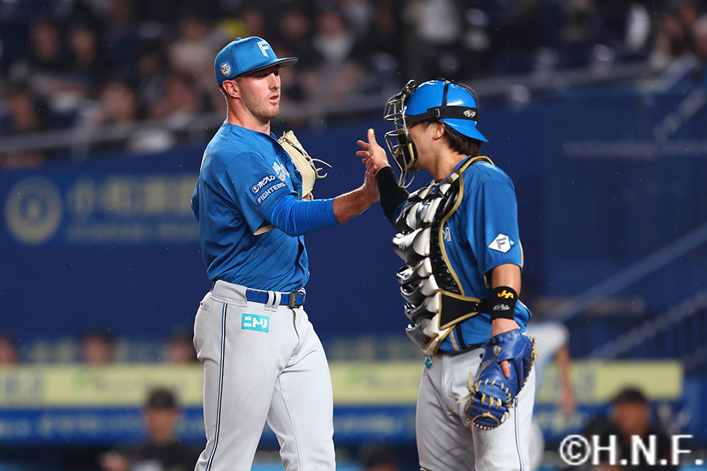 8回裏を抑えたマーフィー投手と伏見選手"