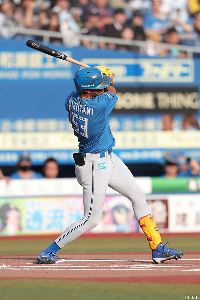 1回表、センターへヒットを放つ水谷選手